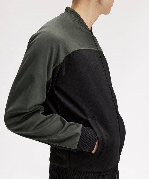 FRED PERRY(フレッドペリー)の「Colour Block Track Jacket/カラーブロックトラックジャケット(ジャージ・メンズ・ダークオリーブ・S/M/L)」の3枚目の写真