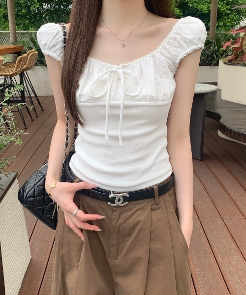 AMAJI(アマジ)の「スクエアネック フリル フロントリボン ジャガード スリム 半袖Tシャツ(Tシャツ/カットソー・レディース・ホワイト/ライトブルー・SMALL/MEDIUM/LARGE/X-LARGE)」の1枚目の写真