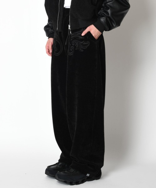 SUPERTHANKS(スーパーサンクス)の「<オリジナル刺繍>ストレッチコーデュロイサイドタックバルーンパンツStretch corduroy Side-tuck balloon pants(その他パンツ・メンズ・ブラック/チャコールグレー・L/M/S)」の2枚目の写真