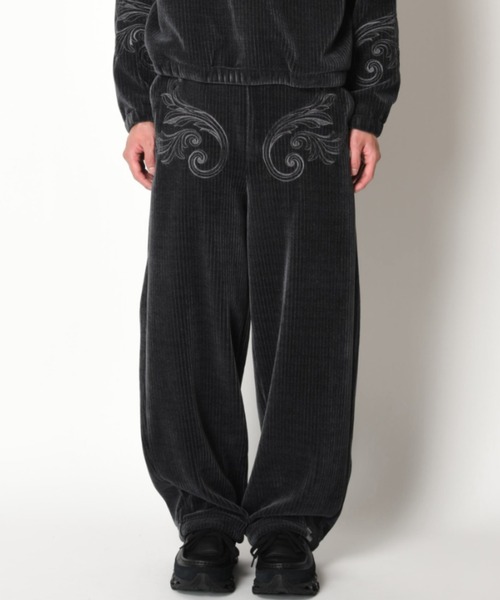 SUPERTHANKS(スーパーサンクス)の「<オリジナル刺繍>ストレッチコーデュロイサイドタックバルーンパンツStretch corduroy Side-tuck balloon pants(その他パンツ・メンズ・ブラック/チャコールグレー・L/M/S)」の3枚目の写真