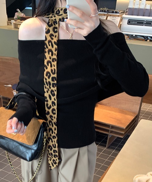 AMAJI（アマジ）の「オフショルダー タイトニットトップス（ニット/セーター・レディース・ブラック/ベージュ/グレー・SMALL/MEDIUM/LARGE）」の2枚目の写真