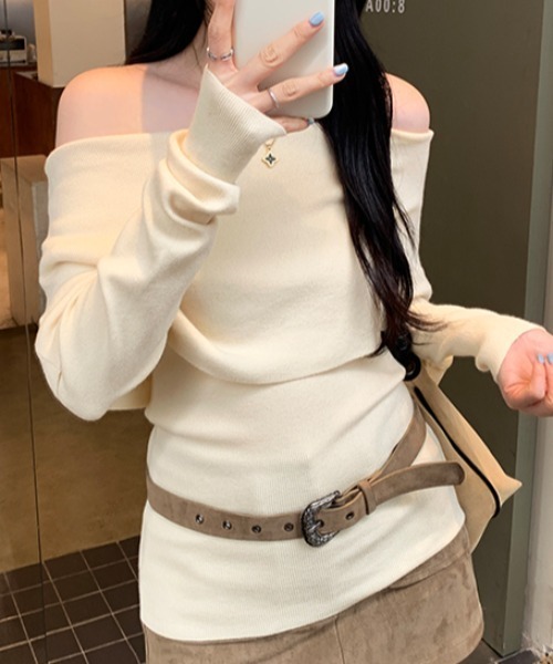 AMAJI（アマジ）の「オフショルダー タイトニットトップス（ニット/セーター・レディース・ブラック/ベージュ/グレー・SMALL/MEDIUM/LARGE）」の5枚目の写真