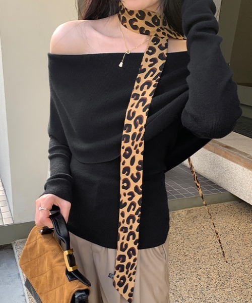 AMAJI（アマジ）の「オフショルダー タイトニットトップス（ニット/セーター・レディース・ブラック/ベージュ/グレー・SMALL/MEDIUM/LARGE）」の8枚目の写真