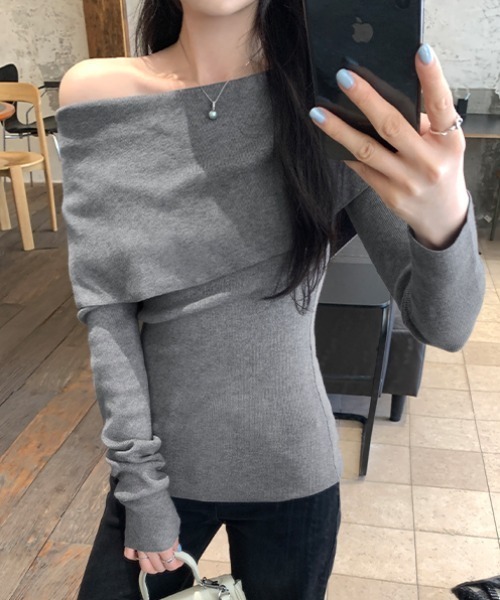 AMAJI（アマジ）の「オフショルダー タイトニットトップス（ニット/セーター・レディース・ブラック/ベージュ/グレー・SMALL/MEDIUM/LARGE）」の4枚目の写真