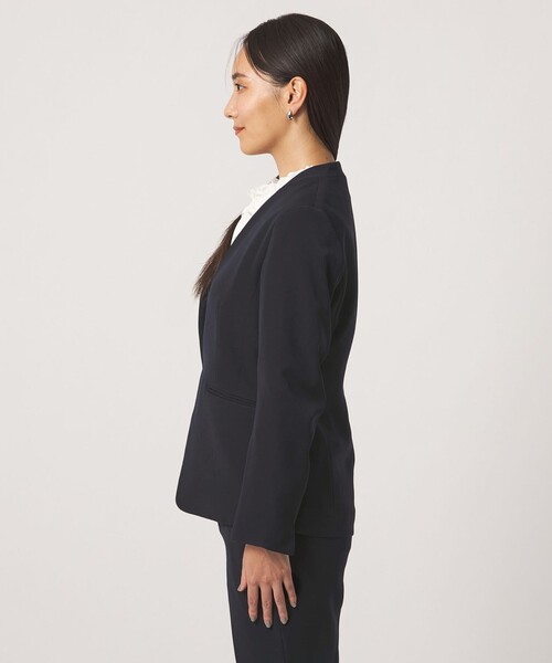 A DAY IN THE LIFE UNITED ARROWS(アデイインザライフユナイテッドアローズ)の「ダブルクロス Vネックジャケット ‐セットアップ対応・ウォッシャブル‐<A DAY IN THE LIFE>(ノーカラージャケット・レディース・ネイビー/ブラック/ダークグレー・38/40/36)」の4枚目の写真