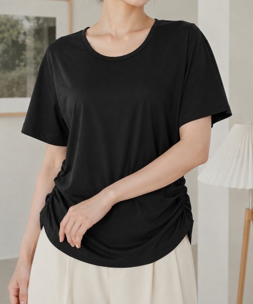 BLoomMe(ブルームミー)の「サイドシャーリングで自然にこなれる大人のラウンドヘムカットソー(Tシャツ/カットソー・レディース・ホワイト/ブラック・M)」の1枚目の写真