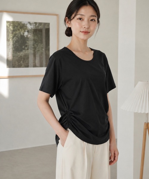 BLoomMe(ブルームミー)の「サイドシャーリングで自然にこなれる大人のラウンドヘムカットソー(Tシャツ/カットソー・レディース・ホワイト/ブラック・M)」の3枚目の写真