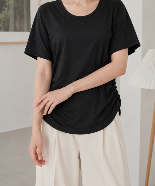 BLoomMe(ブルームミー)の「サイドシャーリングで自然にこなれる大人のラウンドヘムカットソー(Tシャツ/カットソー・レディース・ホワイト/ブラック・M)」の4枚目の写真