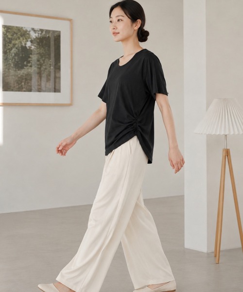 BLoomMe(ブルームミー)の「サイドシャーリングで自然にこなれる大人のラウンドヘムカットソー(Tシャツ/カットソー・レディース・ホワイト/ブラック・M)」の5枚目の写真