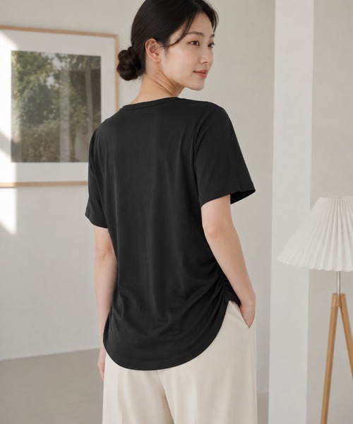 BLoomMe(ブルームミー)の「サイドシャーリングで自然にこなれる大人のラウンドヘムカットソー(Tシャツ/カットソー・レディース・ホワイト/ブラック・M)」の6枚目の写真