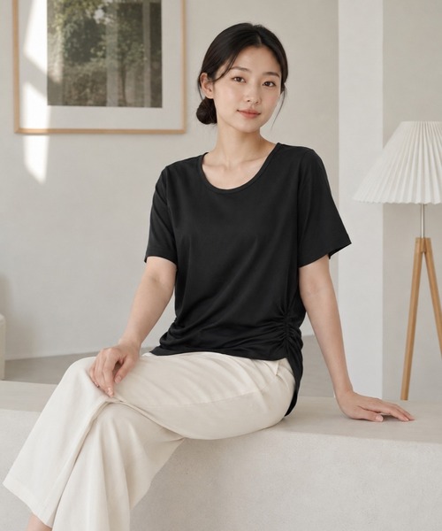 BLoomMe(ブルームミー)の「サイドシャーリングで自然にこなれる大人のラウンドヘムカットソー(Tシャツ/カットソー・レディース・ホワイト/ブラック・M)」の7枚目の写真