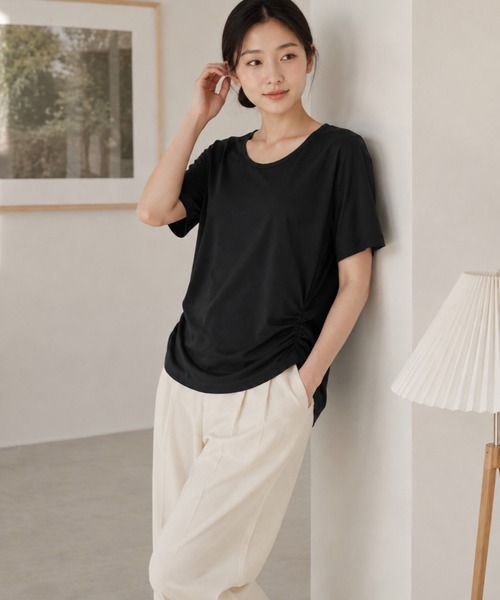 BLoomMe(ブルームミー)の「サイドシャーリングで自然にこなれる大人のラウンドヘムカットソー(Tシャツ/カットソー・レディース・ホワイト/ブラック・M)」の8枚目の写真