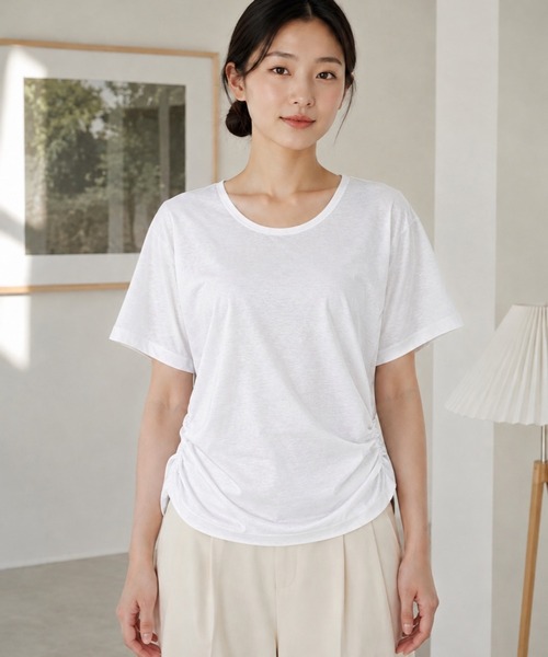 BLoomMe(ブルームミー)の「サイドシャーリングで自然にこなれる大人のラウンドヘムカットソー(Tシャツ/カットソー・レディース・ホワイト/ブラック・M)」の9枚目の写真
