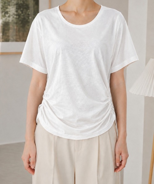 BLoomMe(ブルームミー)の「サイドシャーリングで自然にこなれる大人のラウンドヘムカットソー(Tシャツ/カットソー・レディース・ホワイト/ブラック・M)」の10枚目の写真
