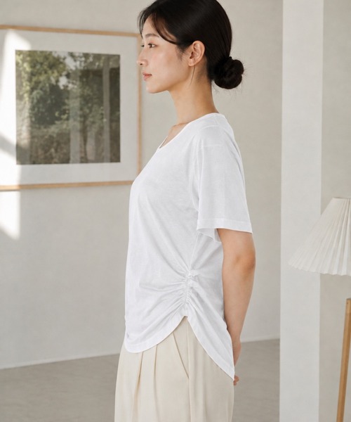 BLoomMe(ブルームミー)の「サイドシャーリングで自然にこなれる大人のラウンドヘムカットソー(Tシャツ/カットソー・レディース・ホワイト/ブラック・M)」の11枚目の写真