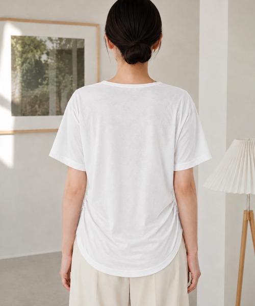 BLoomMe(ブルームミー)の「サイドシャーリングで自然にこなれる大人のラウンドヘムカットソー(Tシャツ/カットソー・レディース・ホワイト/ブラック・M)」の12枚目の写真