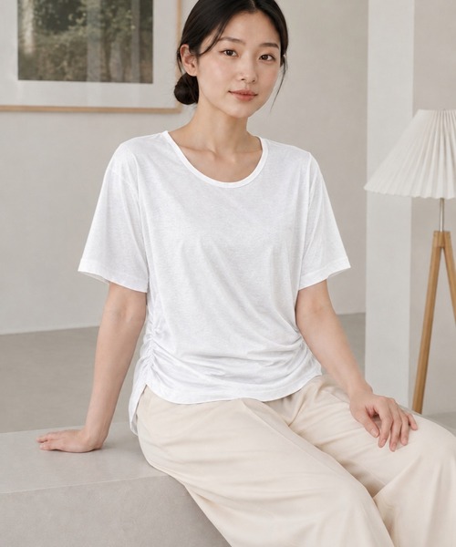 BLoomMe(ブルームミー)の「サイドシャーリングで自然にこなれる大人のラウンドヘムカットソー(Tシャツ/カットソー・レディース・ホワイト/ブラック・M)」の13枚目の写真