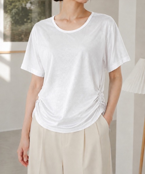 BLoomMe(ブルームミー)の「サイドシャーリングで自然にこなれる大人のラウンドヘムカットソー(Tシャツ/カットソー・レディース・ホワイト/ブラック・M)」の14枚目の写真