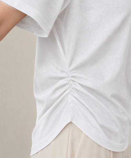 BLoomMe(ブルームミー)の「サイドシャーリングで自然にこなれる大人のラウンドヘムカットソー(Tシャツ/カットソー・レディース・ホワイト/ブラック・M)」の15枚目の写真