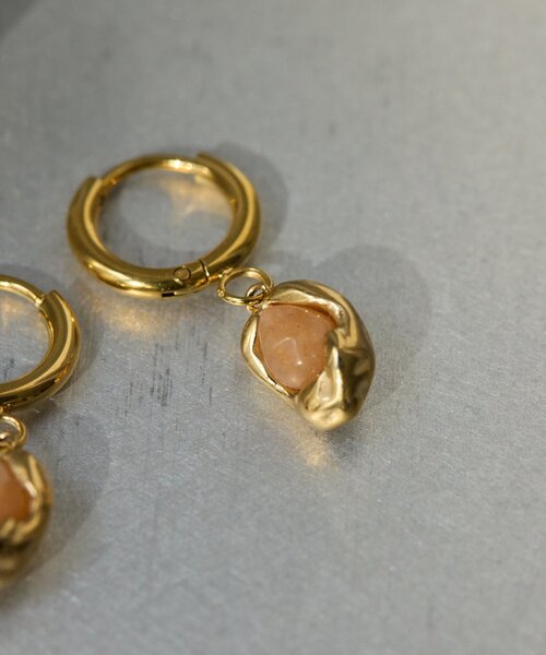 ear PAPILLONNER（イアパピヨネ）の「プチカラーピアス《金属アレルギー対応/ステンレス》（ピアス（両耳用）・レディース・ゴールド・FREE）」の7枚目の写真