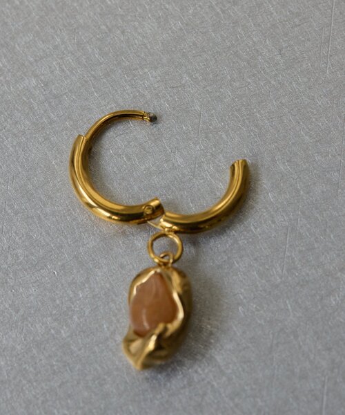 ear PAPILLONNER（イアパピヨネ）の「プチカラーピアス《金属アレルギー対応/ステンレス》（ピアス（両耳用）・レディース・ゴールド・FREE）」の5枚目の写真