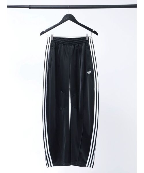 Now me. by NYLON JAPAN（ナウミーバイナイロンジャパン）の「【adidas】FIREBIRD BARREL PANTS（スウェットパンツ・レディース・レッド/ブラウン/ブラック・SMALL/LARGE/MEDIUM）」の2枚目の写真
