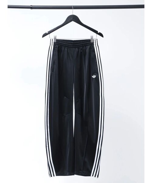 Now me. by NYLON JAPAN（ナウミーバイナイロンジャパン）の「【adidas】FIREBIRD BARREL PANTS（スウェットパンツ・レディース・レッド/ブラウン/ブラック・SMALL/LARGE/MEDIUM）」の4枚目の写真