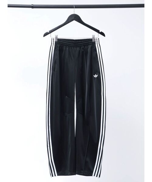 Now me. by NYLON JAPAN（ナウミーバイナイロンジャパン）の「【adidas】FIREBIRD BARREL PANTS（スウェットパンツ・レディース・レッド/ブラウン/ブラック・SMALL/LARGE/MEDIUM）」の5枚目の写真
