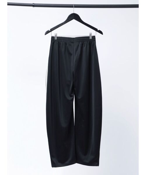 Now me. by NYLON JAPAN（ナウミーバイナイロンジャパン）の「【adidas】FIREBIRD BARREL PANTS（スウェットパンツ・レディース・レッド/ブラウン/ブラック・SMALL/LARGE/MEDIUM）」の6枚目の写真