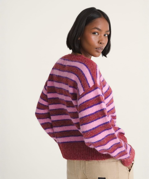 VANS（バンズ）の「ウィメンズ ROLLINS ストライプセーター / Rollins Stripe Sweater Poppy Elm VN000U4AHCT1（ニット/セーター・レディース・ピンク・LARGE/MEDIUM）」の2枚目の写真