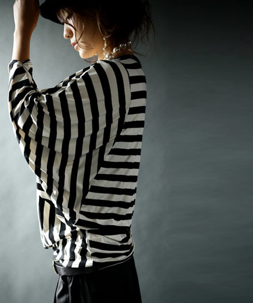 antiqua(アンティカ)の「ボーダー変形トップス(Tシャツ/カットソー・レディース・グレー系その他/ホワイト系その他・M)」の4枚目の写真