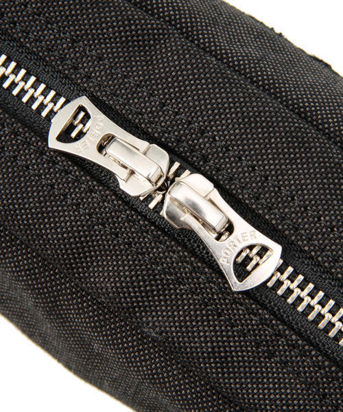 PORTER（ポーター）の「PORTER SMOKY WAIST BAG <B印 YOSHIDA SELECT>（ボディバッグ/ウエストポーチ・メンズ・ブラック・ONE SIZE）」の6枚目の写真