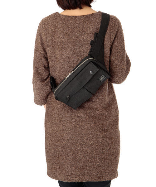 PORTER（ポーター）の「PORTER SMOKY WAIST BAG <B印 YOSHIDA SELECT>（ボディバッグ/ウエストポーチ・メンズ・ブラック・ONE SIZE）」の10枚目の写真