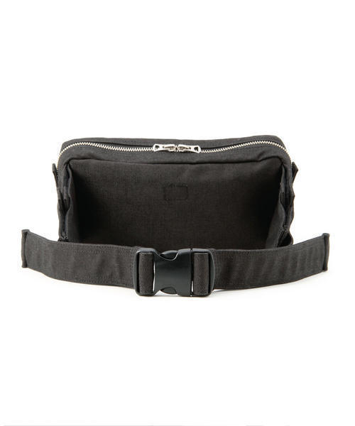 PORTER（ポーター）の「PORTER SMOKY WAIST BAG <B印 YOSHIDA SELECT>（ボディバッグ/ウエストポーチ・メンズ・ブラック・ONE SIZE）」の2枚目の写真
