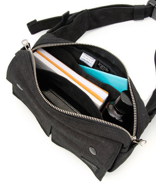 PORTER（ポーター）の「PORTER SMOKY WAIST BAG <B印 YOSHIDA SELECT>（ボディバッグ/ウエストポーチ・メンズ・ブラック・ONE SIZE）」の12枚目の写真