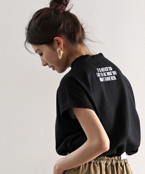 classicalelf（クラシカルエルフ）の「ロゴバックプリント　空紡糸ミドル丈無地モックネックTシャツ(半袖)（Tシャツ/カットソー・レディース・ブラック/ホワイト/ブラウン/ベージュ・LARGE/X-LARGE/MEDIUM）」の3枚目の写真