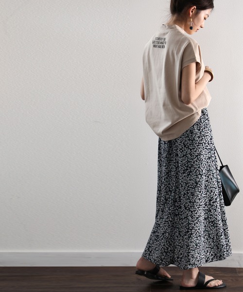 classicalelf（クラシカルエルフ）の「ロゴバックプリント　空紡糸ミドル丈無地モックネックTシャツ(半袖)（Tシャツ/カットソー・レディース・ブラック/ホワイト/ブラウン/ベージュ・LARGE/X-LARGE/MEDIUM）」の19枚目の写真