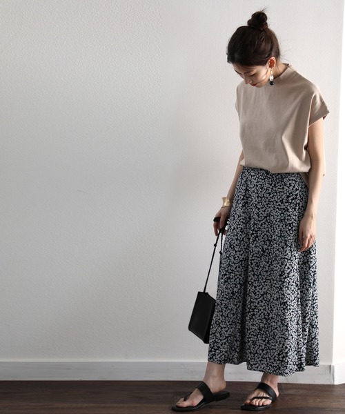 classicalelf（クラシカルエルフ）の「ロゴバックプリント　空紡糸ミドル丈無地モックネックTシャツ(半袖)（Tシャツ/カットソー・レディース・ブラック/ホワイト/ブラウン/ベージュ・LARGE/X-LARGE/MEDIUM）」の20枚目の写真