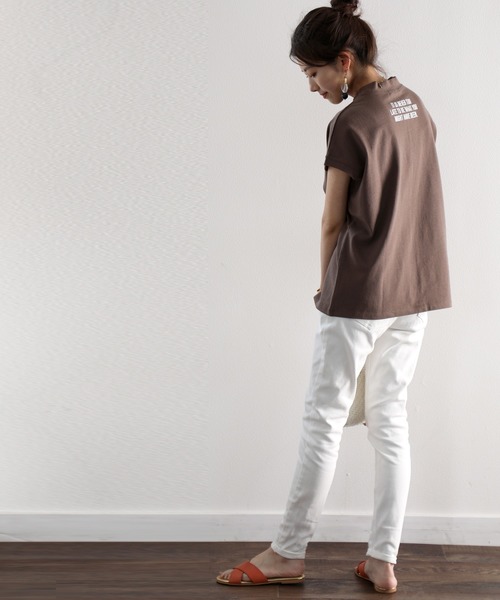 classicalelf（クラシカルエルフ）の「ロゴバックプリント　空紡糸ミドル丈無地モックネックTシャツ(半袖)（Tシャツ/カットソー・レディース・ブラック/ホワイト/ブラウン/ベージュ・LARGE/X-LARGE/MEDIUM）」の5枚目の写真