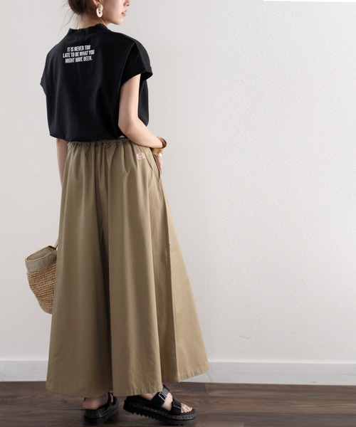 classicalelf（クラシカルエルフ）の「ロゴバックプリント　空紡糸ミドル丈無地モックネックTシャツ(半袖)（Tシャツ/カットソー・レディース・ブラック/ホワイト/ブラウン/ベージュ・LARGE/X-LARGE/MEDIUM）」の6枚目の写真