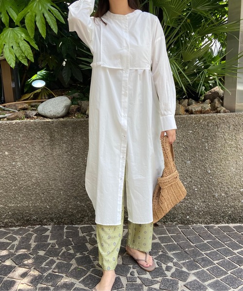 AZUL ENCANTO(アズールエンカント)の「ムネアテツキバンドカラーシャツOP(ワンピース・レディース・オフホワイト/ライトベージュ・FREE)」の2枚目の写真