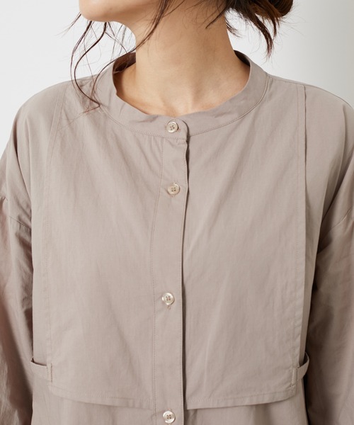 AZUL ENCANTO(アズールエンカント)の「ムネアテツキバンドカラーシャツOP(ワンピース・レディース・オフホワイト/ライトベージュ・FREE)」の4枚目の写真