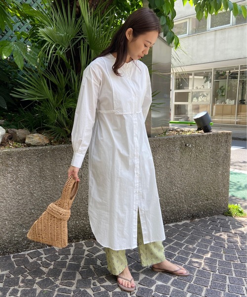 AZUL ENCANTO(アズールエンカント)の「ムネアテツキバンドカラーシャツOP(ワンピース・レディース・オフホワイト/ライトベージュ・FREE)」の14枚目の写真