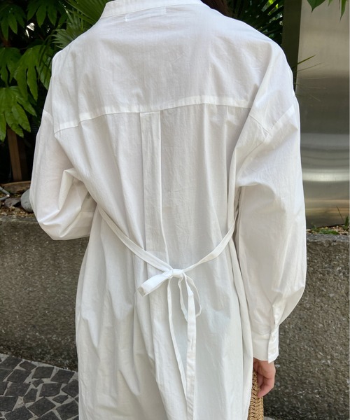 AZUL ENCANTO(アズールエンカント)の「ムネアテツキバンドカラーシャツOP(ワンピース・レディース・オフホワイト/ライトベージュ・FREE)」の12枚目の写真