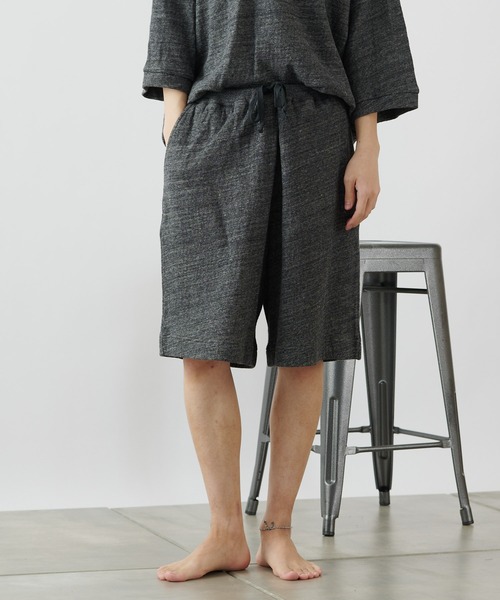 COLONY 2139（コロニートゥーワンスリーナイン）の「【MEN'S】粗挽き接結ショートパンツ/ルームウェア (セットアップ可)（ルームウェア/パジャマ・メンズ・チャコールグレー/グレー・MEDIUM/LARGE）」の2枚目の写真