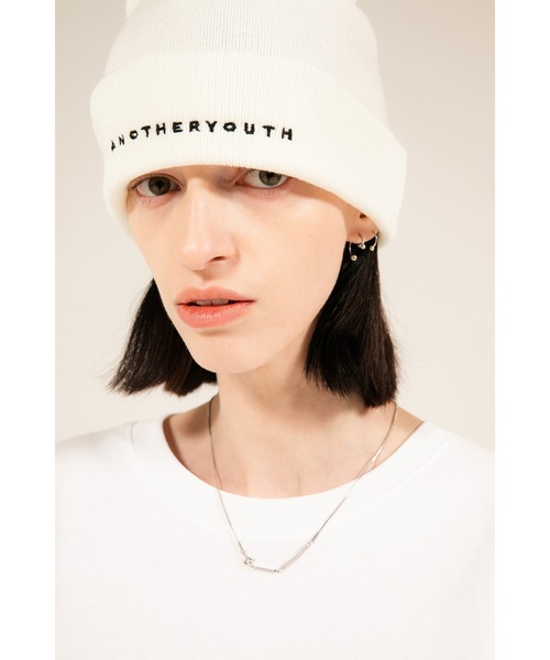 ANOTHERYOUTH（アナザーユース）の「【ANOTHERYOUTH/アナザーユース】bar pendant necklace/バーペンダントネックレス ロゴネックレス（ネックレス・メンズ・シルバー・ONE SIZE）」の2枚目の写真