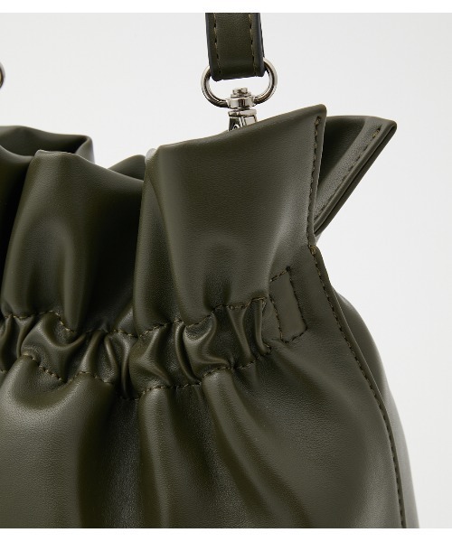 AZUL by moussy(アズールバイマウジー)の「EASY DRAW STRING BAG/イージードローストリングバッグ(ショルダーバッグ・レディース・オフホワイト/ブラック/ダークカーキ・FREE)」の5枚目の写真