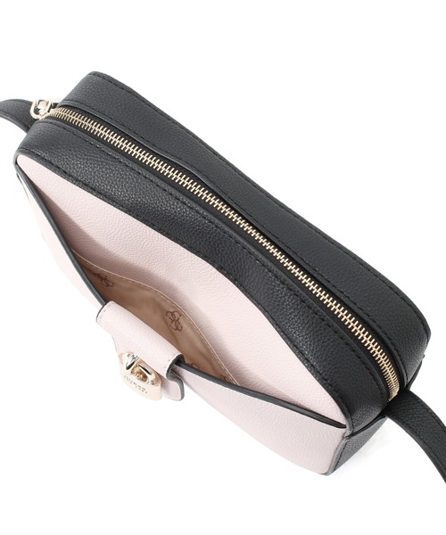 Guess（ゲス）の「JARDINE Large Camera Bag（ショルダーバッグ）」 WEAR