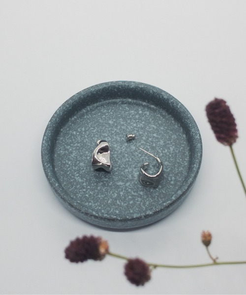 yu-ka(ユーカ)の「YU-KA : ウェーブピアス(ピアス(両耳用)・レディース・シルバー/ゴールド・ONE SIZE)」の13枚目の写真