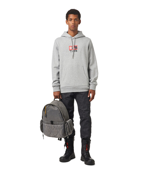 DIESEL(ディーゼル)の「メンズ パーカー ボックスロゴ レギュラーフィット サステナブル(パーカー・メンズ・杢グレー/ブラック/ホワイト・XXX-LARGE/MEDIUM/LARGE/X-LARGE/SMALL/X-SMALL/XX-LARGE)」の10枚目の写真